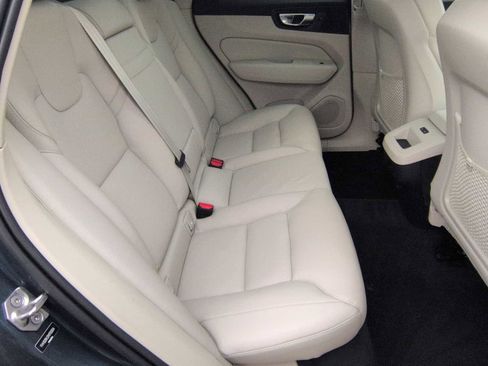 Used 2021 Volvo XC60 T5 Momentum w/ Advanced Package image 22