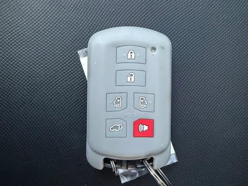 Used 2020 Toyota Sienna XLE w/ XLE Navigation Package FWD image 34