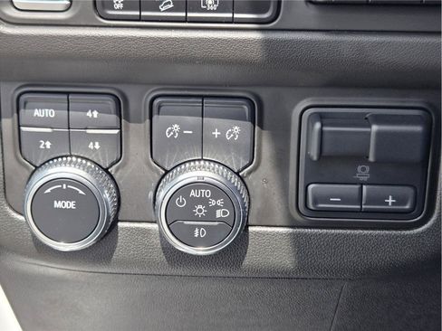 Used 2024 GMC Yukon AT4 w/ Technology Package AWD/4WD image 20
