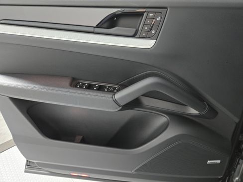 Used 2025 Porsche Cayenne Coupe image 22