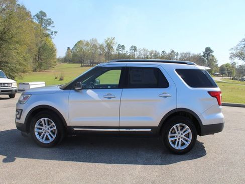 Used 2017 Ford Explorer XLT image 12