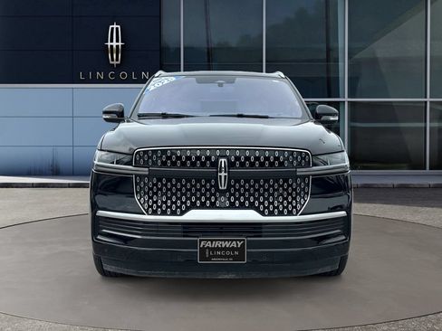 Used 2025 Lincoln Navigator Reserve AWD/4WD image 2