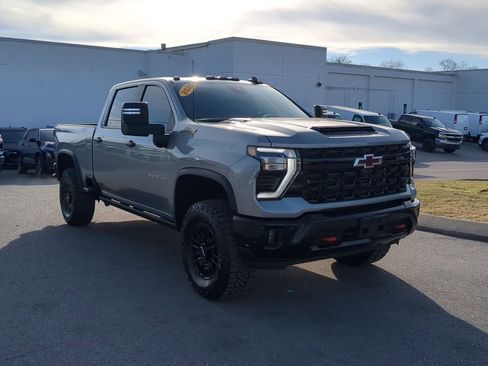 Used 2025 Chevrolet Silverado 2500 ZR2 w/ Technology Package image 2