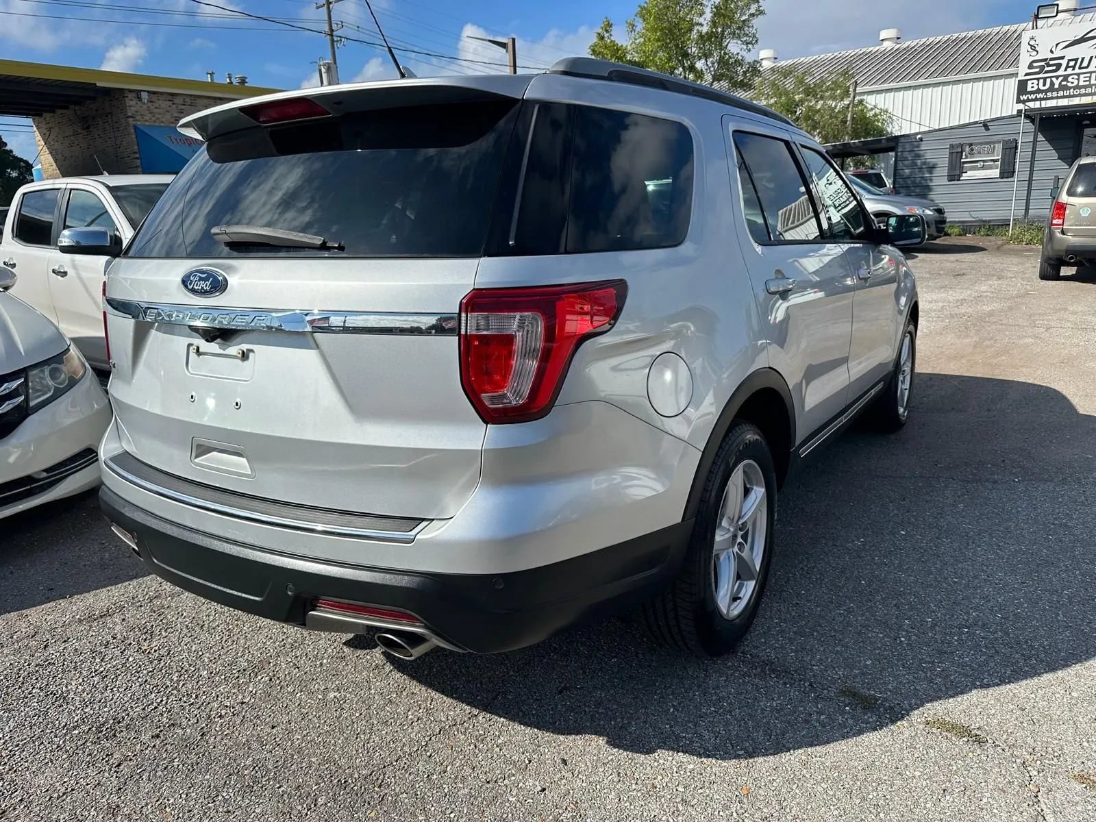 Used 2018 Ford Explorer XLT w/ Equipment Group 201A FWD image 6
