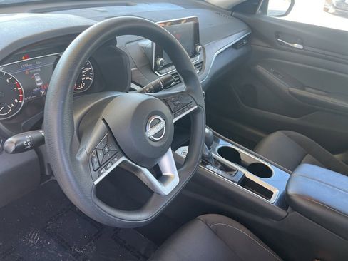 Used 2024 Nissan Altima 2.5 SV image 11