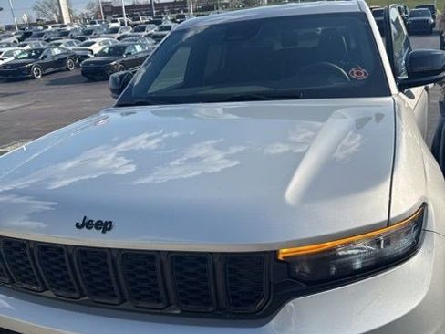 Used 2023 Jeep Grand Cherokee L Laredo image 3