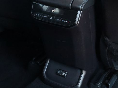 Used 2021 Toyota Highlander L image 33