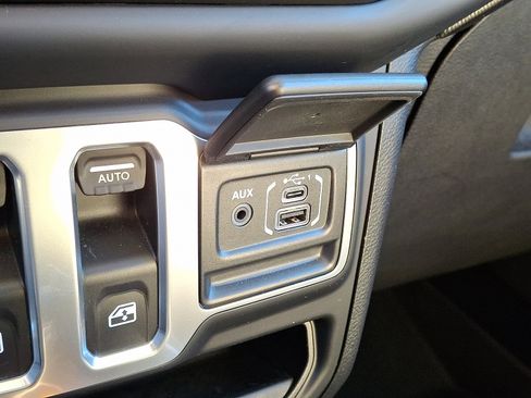 Used 2018 Jeep Wrangler Sport image 24