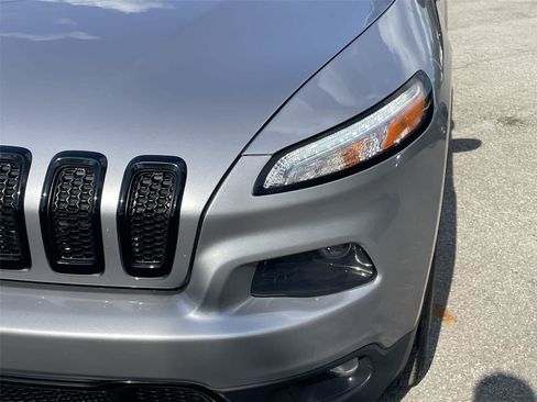 Used 2018 Jeep Cherokee Latitude w/ Altitude Package AWD/4WD image 9