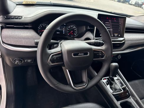 Used 2024 Jeep Compass Latitude image 20