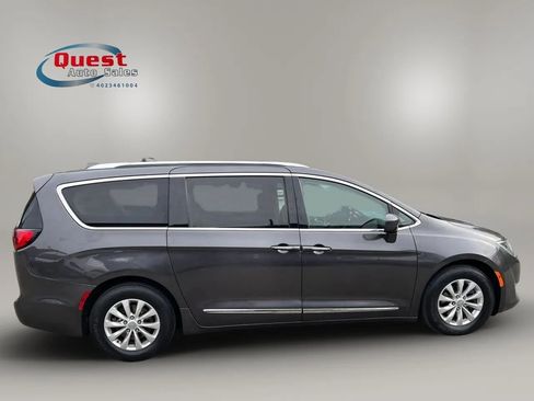 Used 2018 Chrysler Pacifica Touring-L FWD image 2