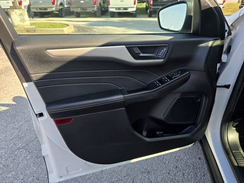 Used 2022 Ford Escape SE image 9