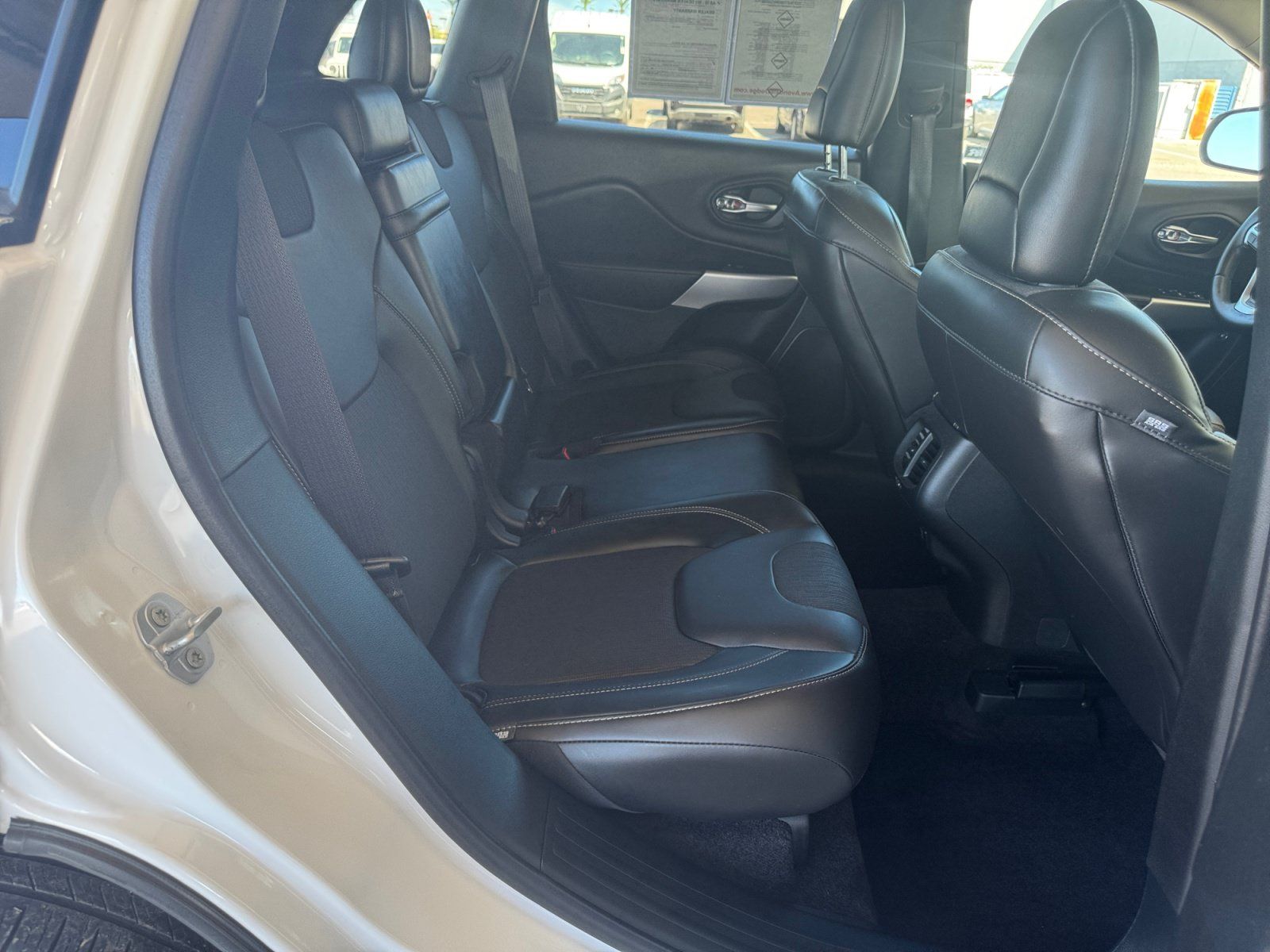 Used 2018 Jeep Cherokee Latitude Plus w/ Comfort/Convenience Group FWD image 16