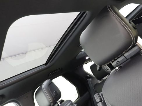 Used 2025 Land Rover Discovery S image 14