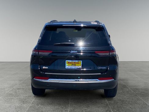 Used 2023 Jeep Grand Cherokee Laredo RWD image 4