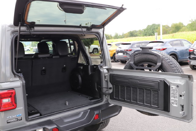 Used 2022 Jeep Wrangler Unlimited Sahara AWD/4WD image 9
