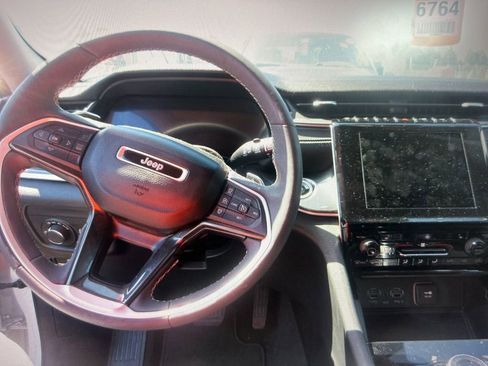 Used 2023 Jeep Grand Cherokee Laredo w/ Luxury Tech Group I image 9