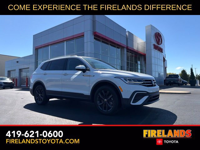 Used 2024 Volkswagen Tiguan SE AWD/4WD image 1