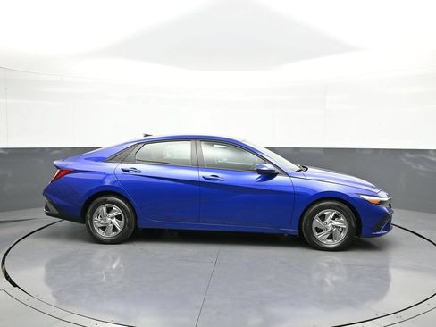 Certified 2025 Hyundai Elantra SE FWD image 5