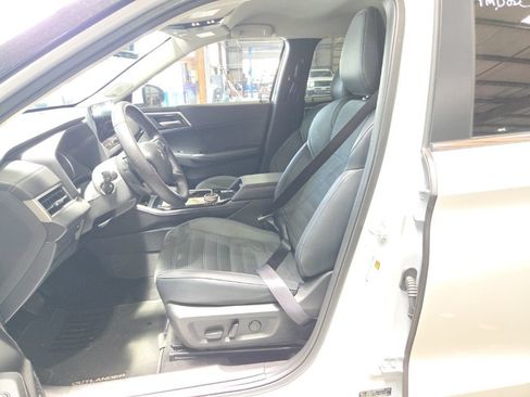 Used 2025 Mitsubishi Outlander SE AWD/4WD image 3
