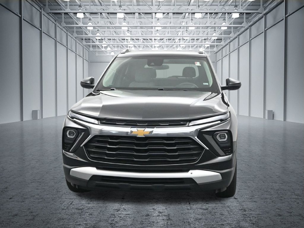 Used 2025 Chevrolet TrailBlazer LT FWD image 2