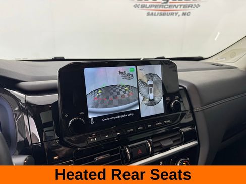 Used 2024 Nissan Pathfinder Platinum image 18