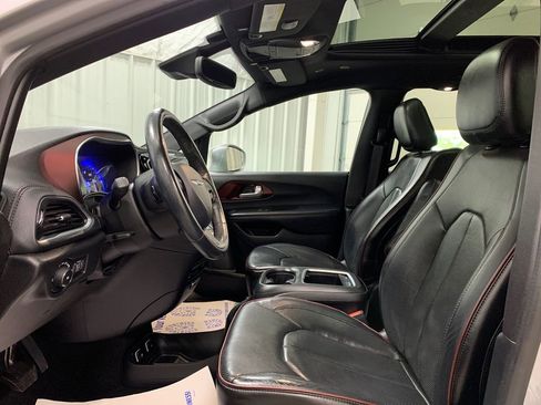 Used 2020 Chrysler Pacifica Limited FWD image 4