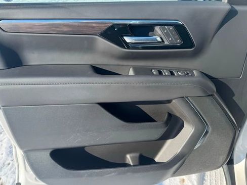 Used 2025 Chevrolet Suburban Z71 image 22