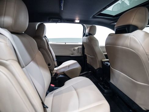 Certified 2021 Toyota Sienna XLE image 34