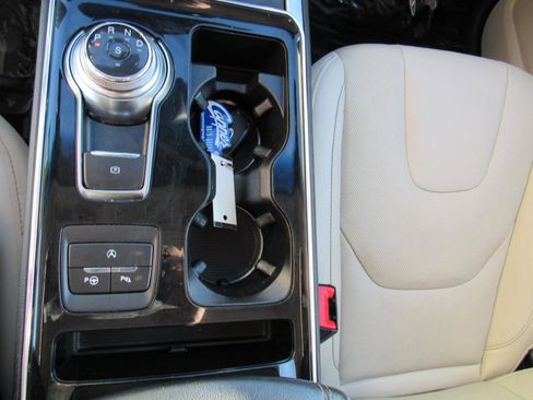 Used 2020 Ford Edge Titanium w/ Equipment Group 301A image 19