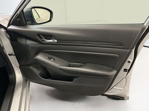 Used 2024 Nissan Altima 2.5 SV FWD image 32