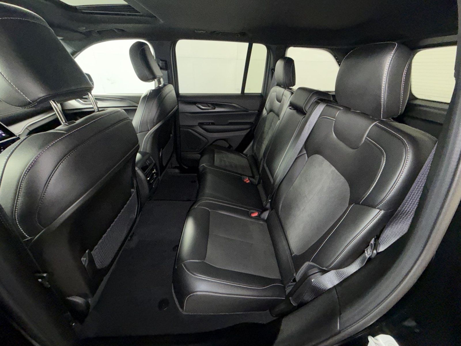 Used 2025 Jeep Grand Cherokee 4WD image 24