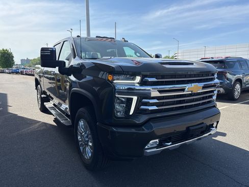 Used 2022 Chevrolet Silverado 3500 High Country w/ Z71 Off-Road Package image 4