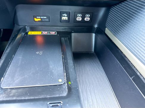 Used 2025 Toyota Camry SE w/ Convenience Package image 29