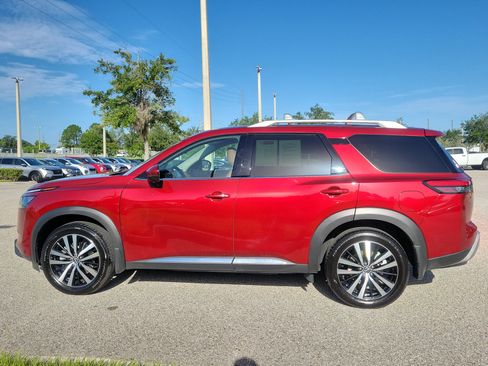 Certified 2025 Nissan Pathfinder Platinum w/ Black Appearance Package FWD image 8