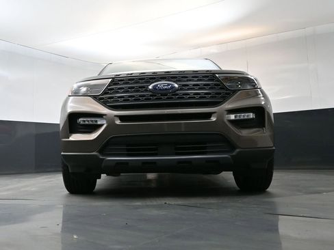 Used 2021 Ford Explorer XLT w/ Equipment Group 202A AWD/4WD image 19