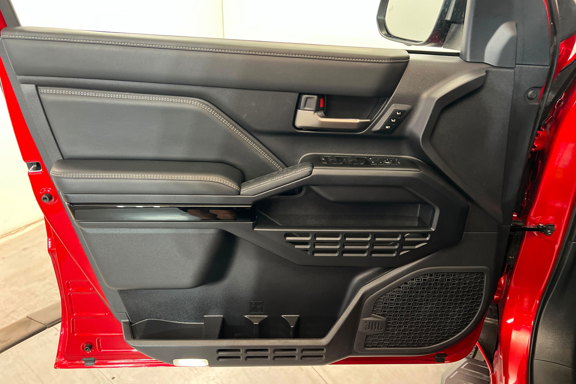 Used 2025 Toyota 4Runner Limited AWD/4WD image 15