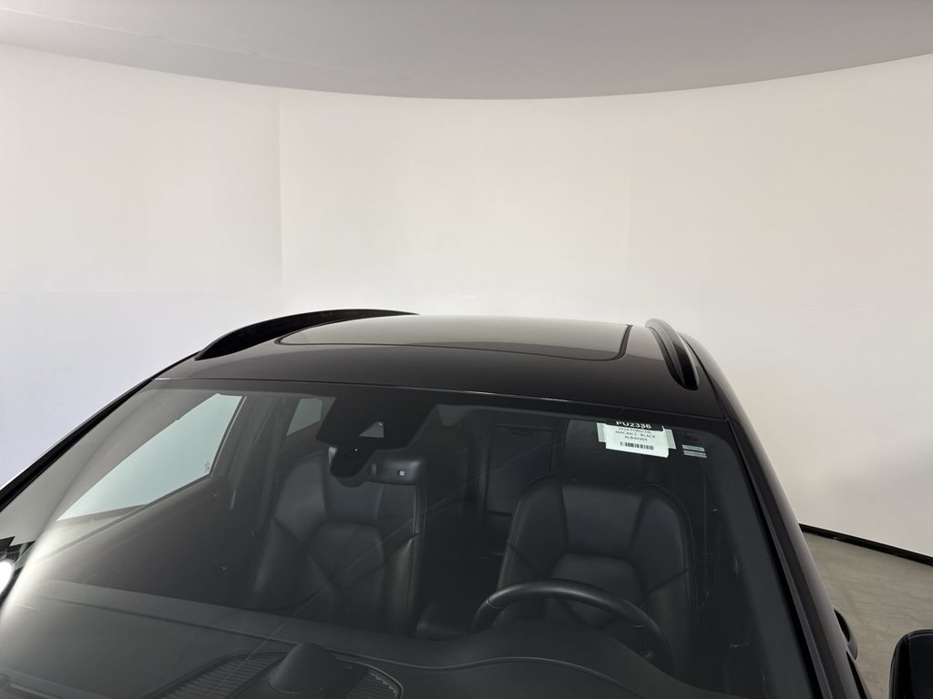 Certified 2024 Porsche Macan S AWD/4WD image 17