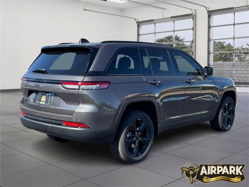 New 2025 Jeep Grand Cherokee Laredo image 4