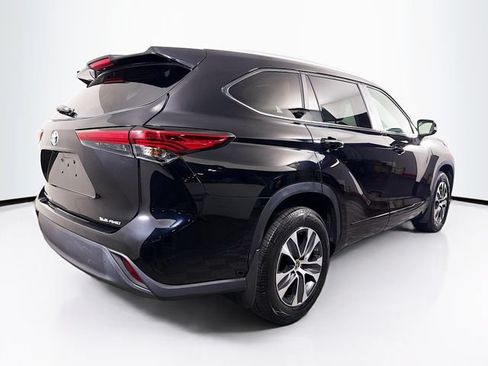 Used 2023 Toyota Highlander XLE AWD/4WD image 10