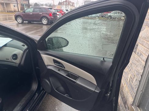 Used 2014 Chevrolet Cruze LS image 17