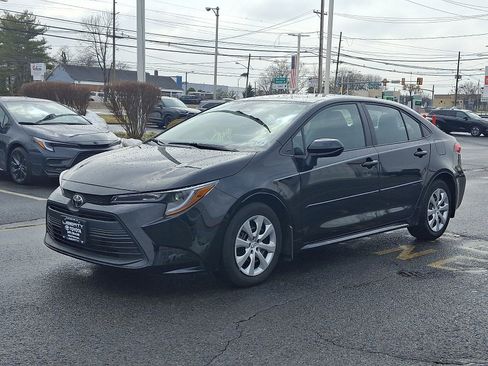 Used 2024 Toyota Corolla LE image 3