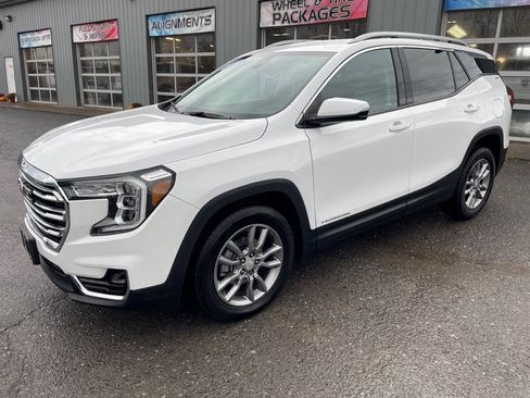 Used 2022 GMC Terrain SLT w/ Infotainment Package II image 3