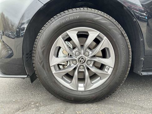 Used 2025 Toyota Sienna LE image 18