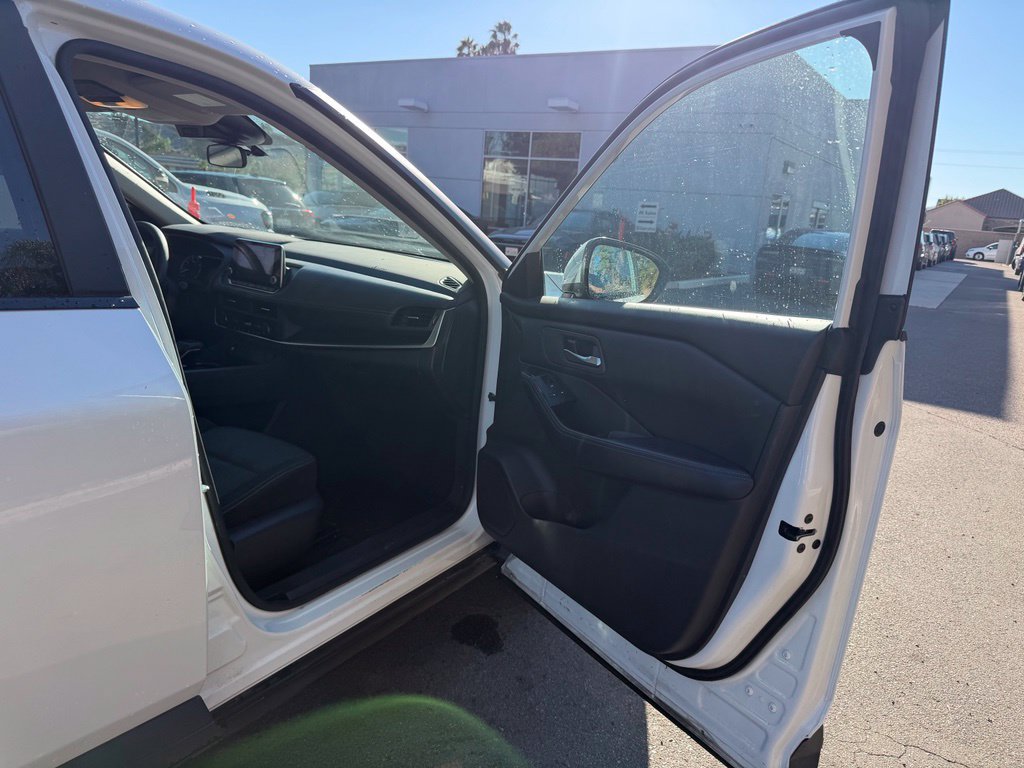 Used 2024 Nissan Rogue SV FWD image 17