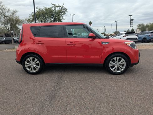 Used 2016 Kia Soul + image 2