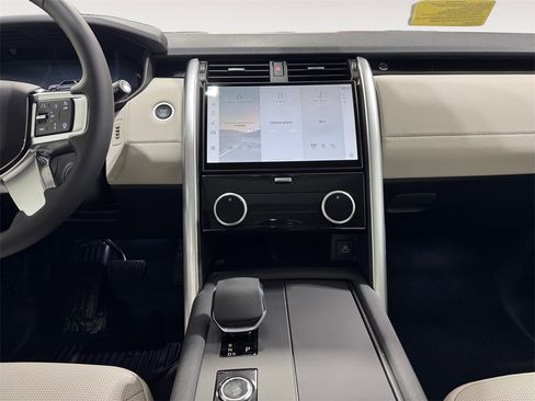 New 2025 Land Rover Discovery S image 11