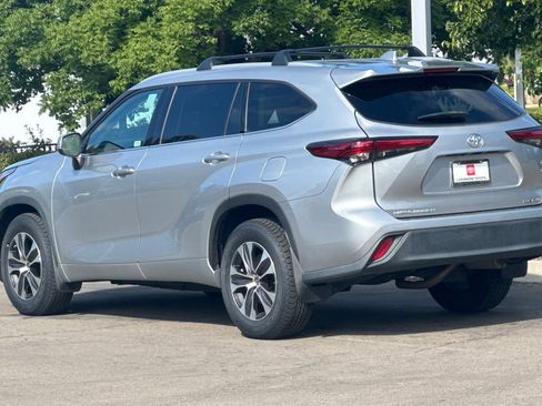 Used 2022 Toyota Highlander XLE image 6