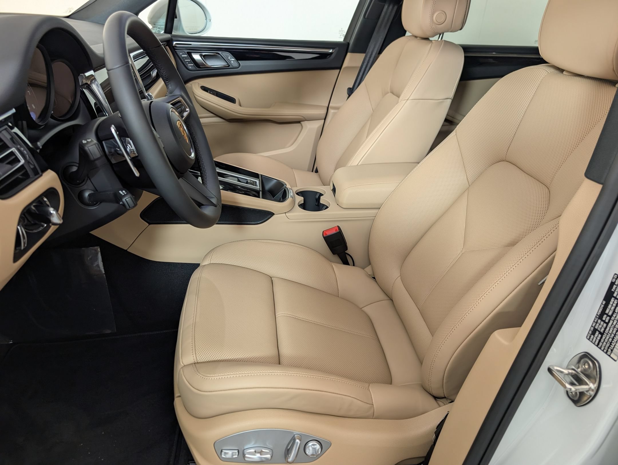 Certified 2026 Porsche Macan AWD/4WD image 5