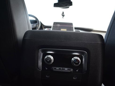 Used 2024 GMC Yukon XL SLT w/ SLT Premium Package image 29